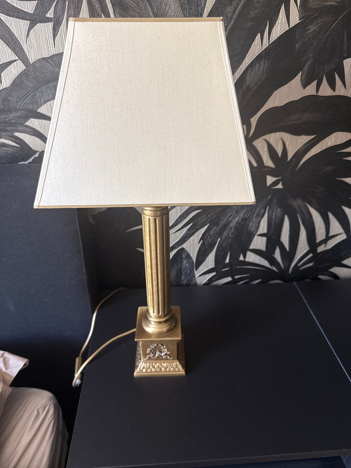 2 Klassieke tafellampen met gouden zuilvoet, Antiek en Kunst, Ophalen