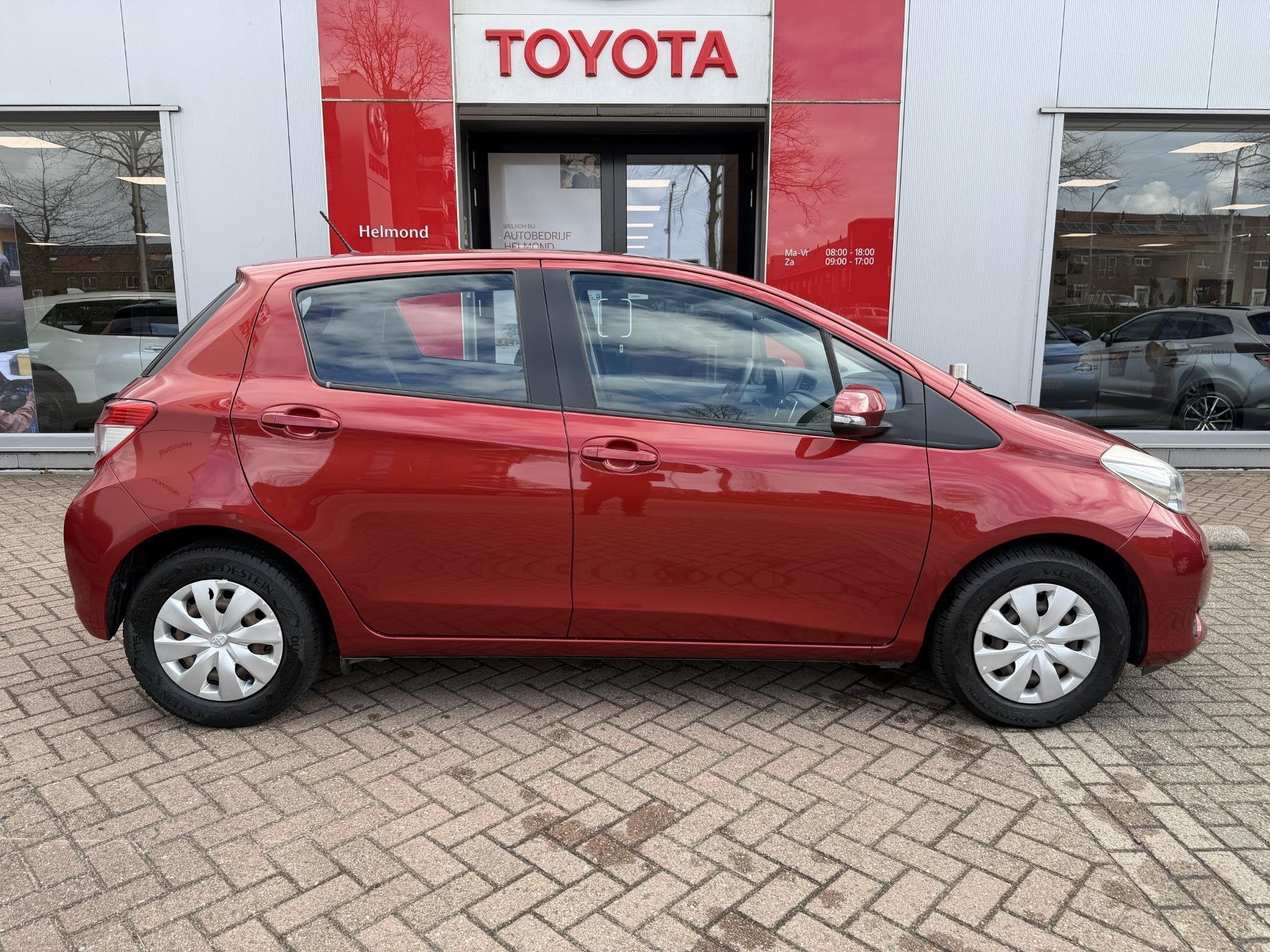 Toyota Yaris 1.0 VVT-i Now | All-wheather banden | Dealer on, Auto's, Gebruikt, Origineel Nederlands, Bedrijf, Handgeschakeld