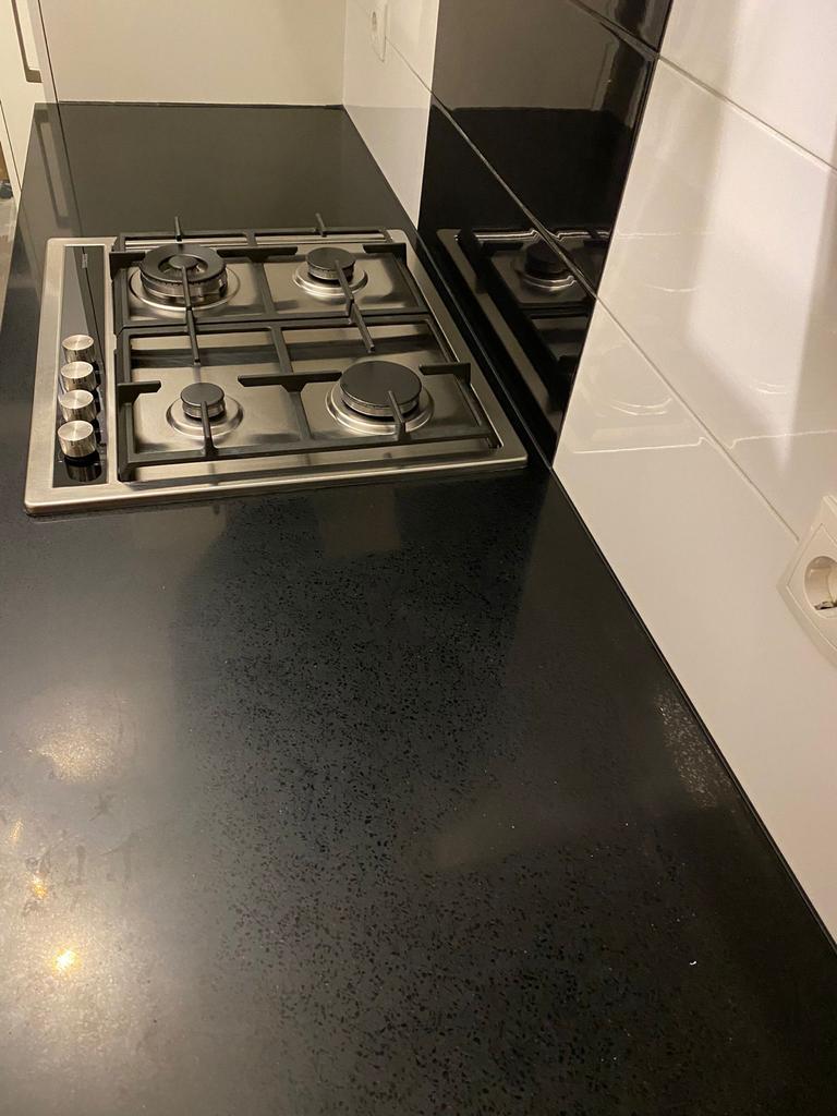 Keuken met zwart composiet aanrechtblad en Siemens kookplaat, Ophalen, Gebruikt, Zwart, Overige typen