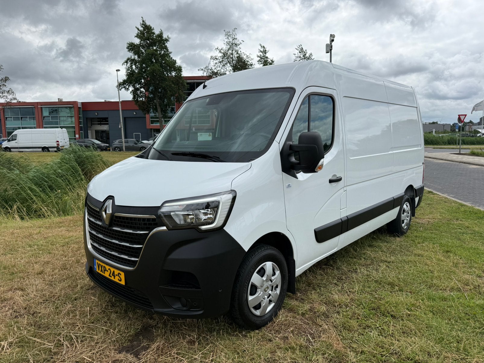 Renault Master  180pk L2h2 T35 FWD  weinig km lease 325 pmnd, Auto's, Voorwielaandrijving, Stof, 2500 kg, Bedrijf