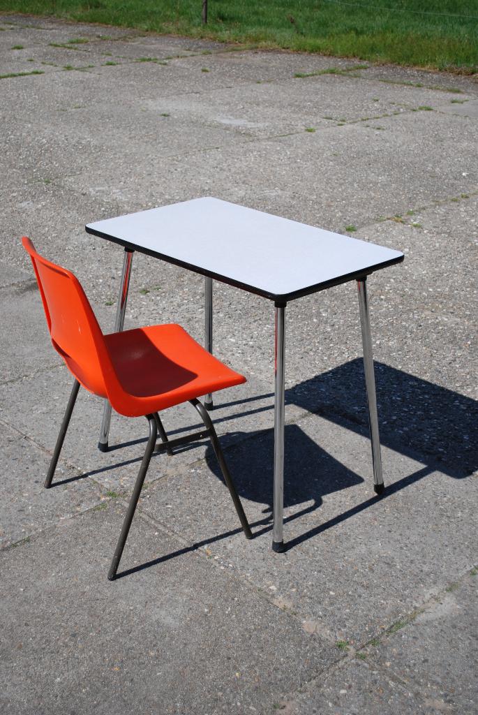 Bureau Formica tafel met oranje Marko stoel, Ophalen, Gebruikt, Metaal, 50 cm