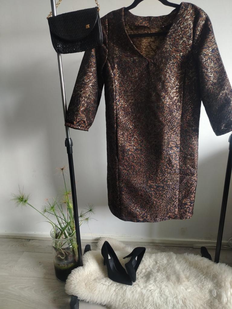 Elegante vintage jurk met dierenprint en gouden accenten, Kleding | Dames, Jurken, Maat 38/40 (M), Bruin, Ophalen of Verzenden