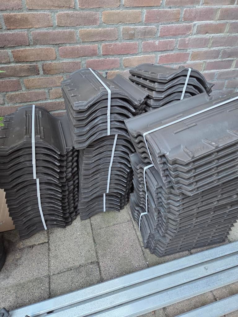 90 stuks nieuwe Monier OVH 206 blauw gesmoorde dakpannen, Doe-het-zelf en Verbouw, Ophalen, Gebruikt, Steen of Klei, Blauw