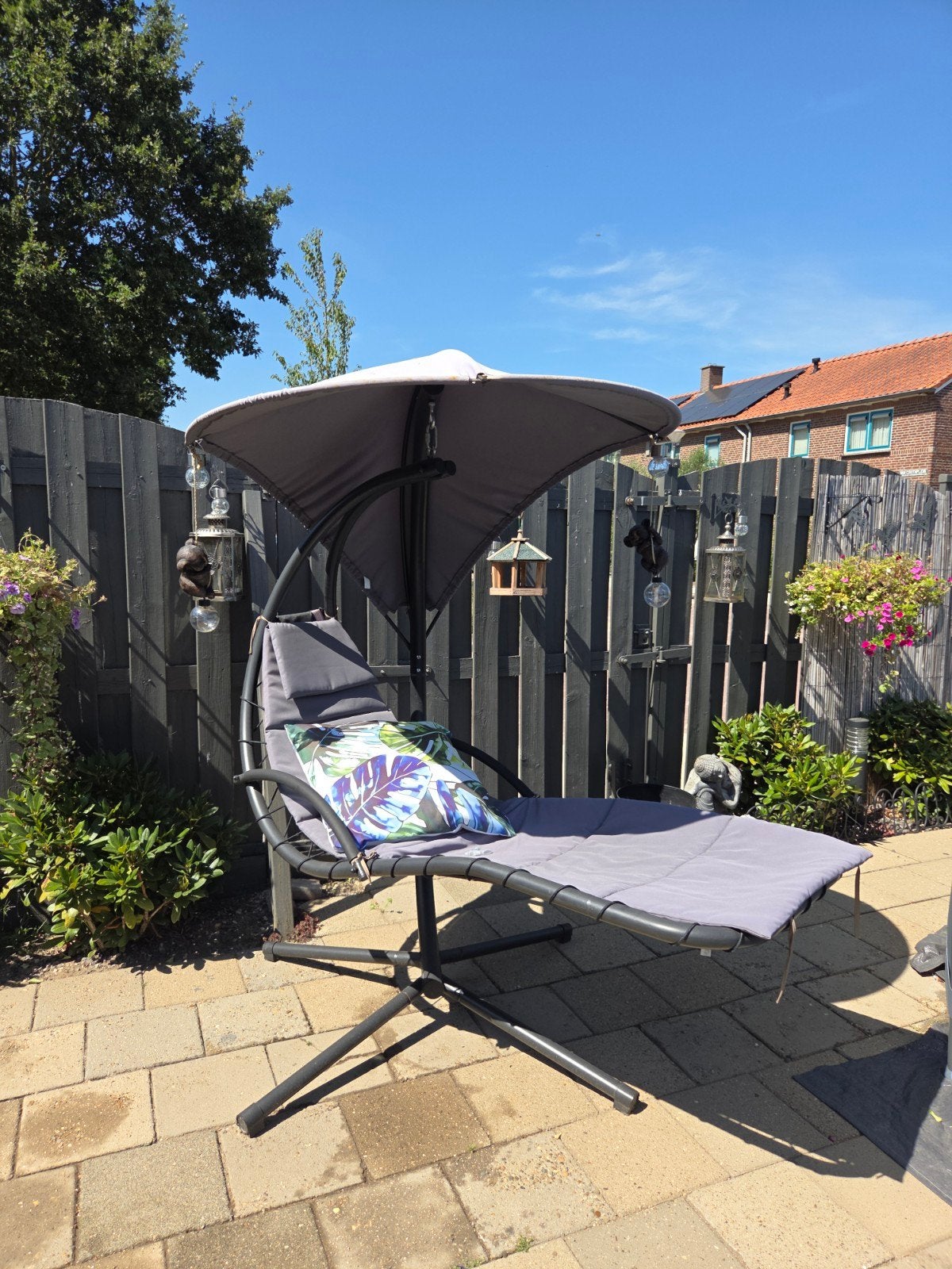 Comfortabele zwevende  Ligstoel met Zonnescherm - Grijs, Tuin en Terras, Ligbedden, Ophalen, Gebruikt, Metaal