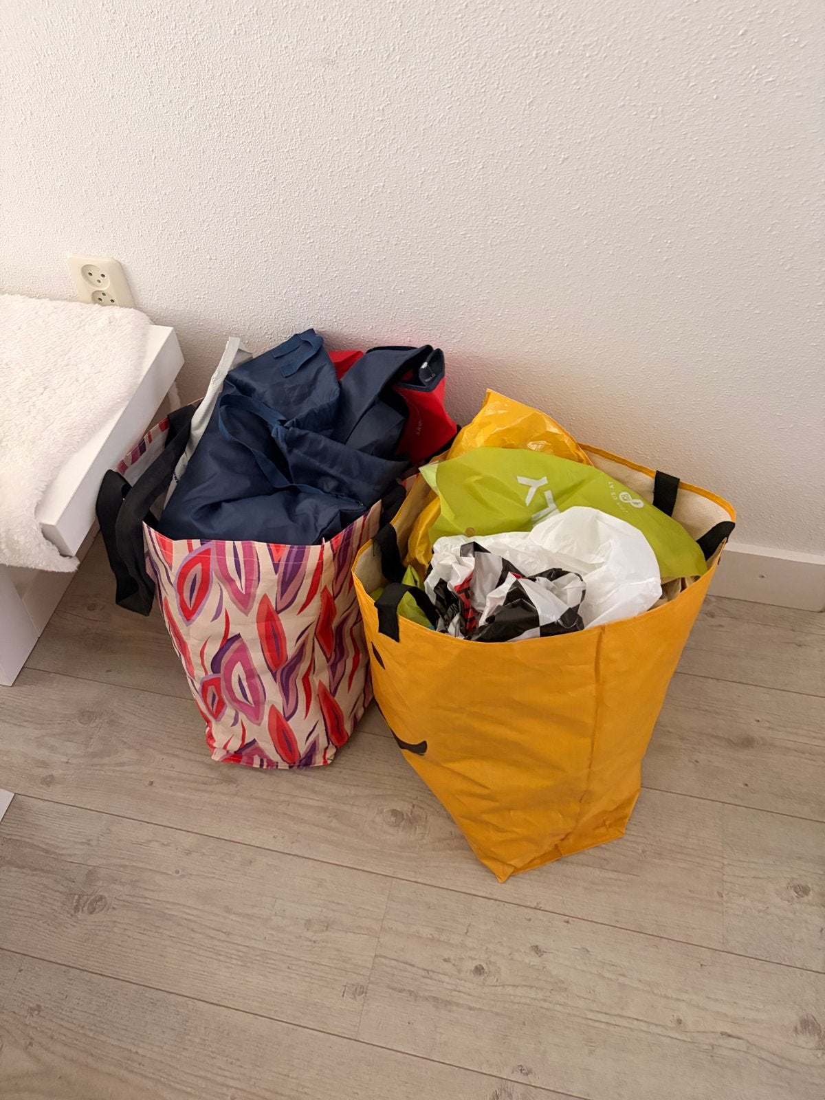 Gratis ophalen. Shopper met tassen/shoppers, Ophalen, Zo goed als nieuw