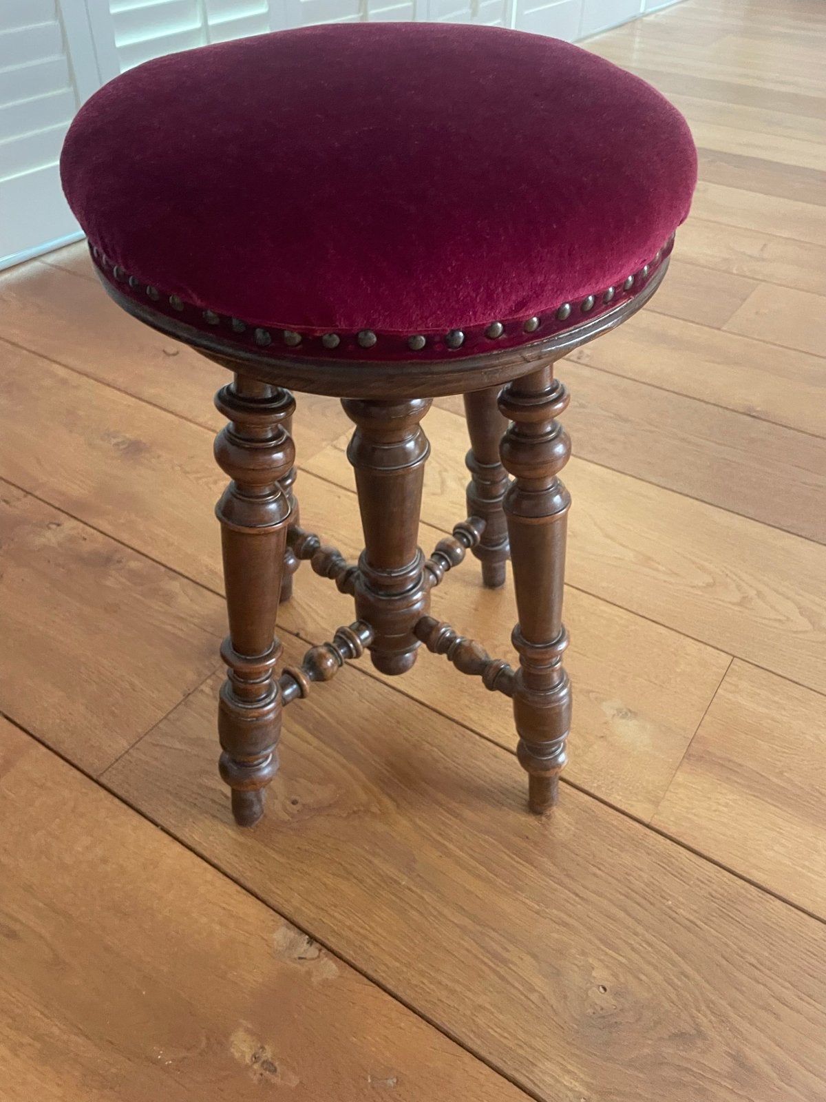 Antieke kruk met rood fluwelen zitting, Ophalen