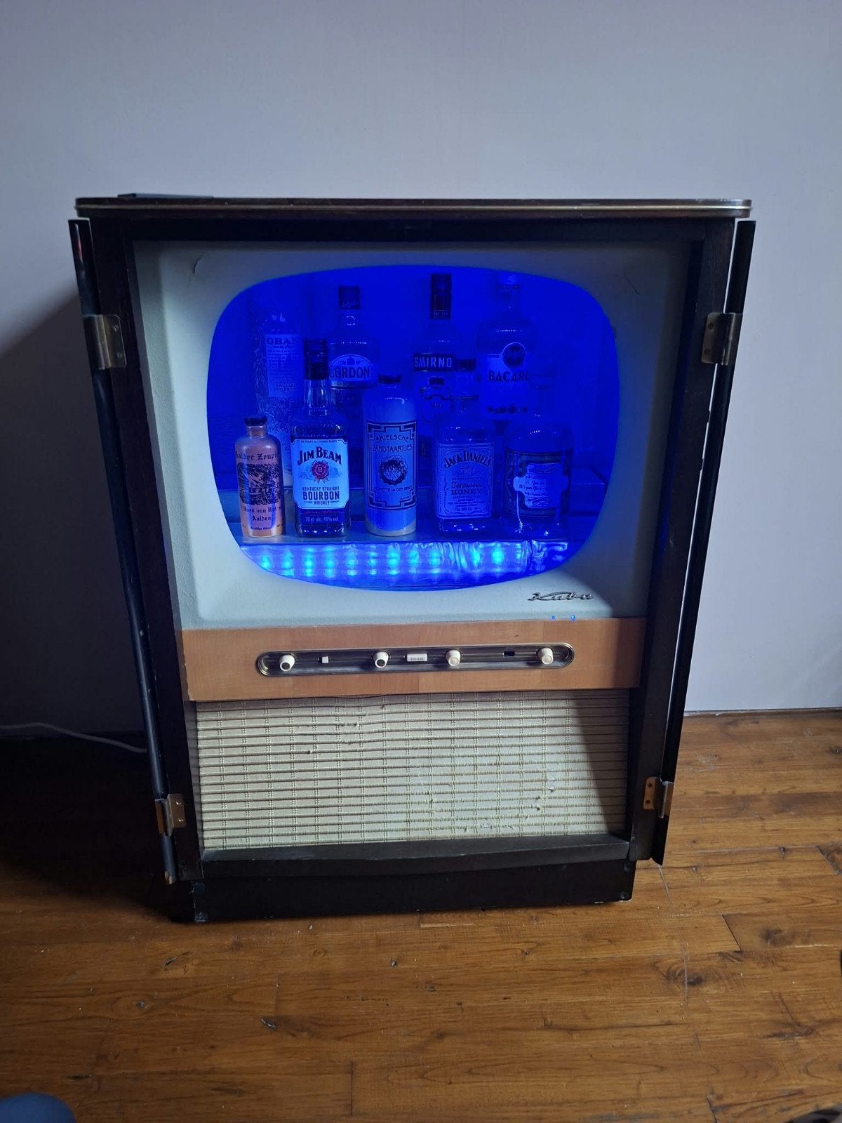 Vintage TV Kast met LED & Bluetooth Speaker - Decoratief, Ophalen