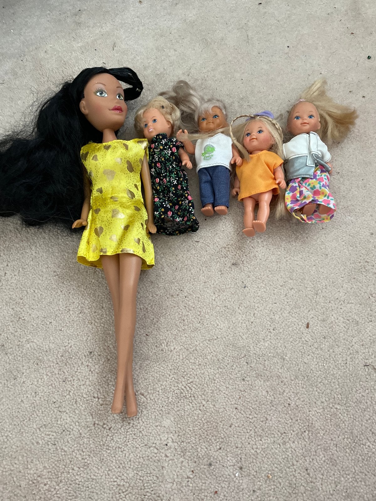 Set van 5 poppen: 1 grote pop en 4 kleine poppen, Kinderen en Baby's, Ophalen of Verzenden, Gebruikt, Barbie