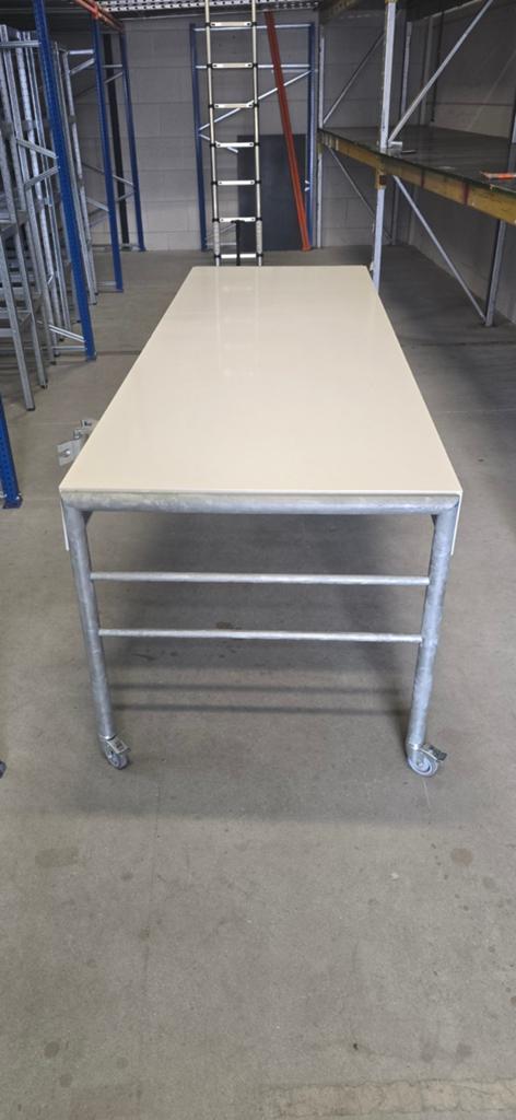 Industriële inpaktafel op wielen, Ophalen