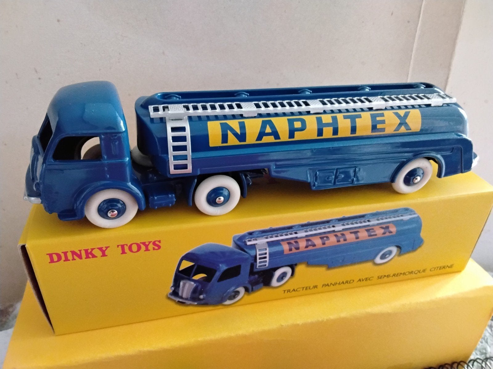 DINKY TOYS ATLAS TRACTEUR PANHARD AVEC SEMI-REMORQUE CITERNE, Ophalen of Verzenden, Bus of Vrachtwagen, Dinky Toys