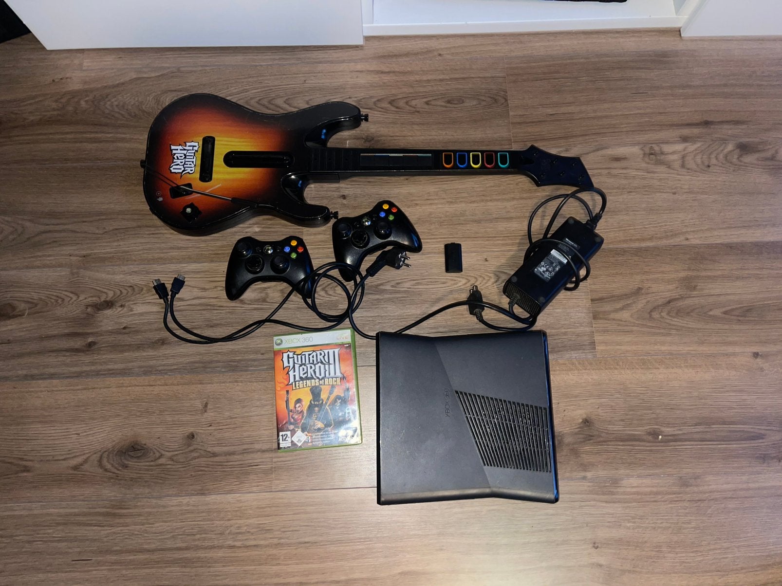 Xbox 360 + 2 controllers + Guitar hero game & gitaar, Spelcomputers en Games, Spelcomputers | Sony PlayStation 2, Zwart, Met 2 controllers