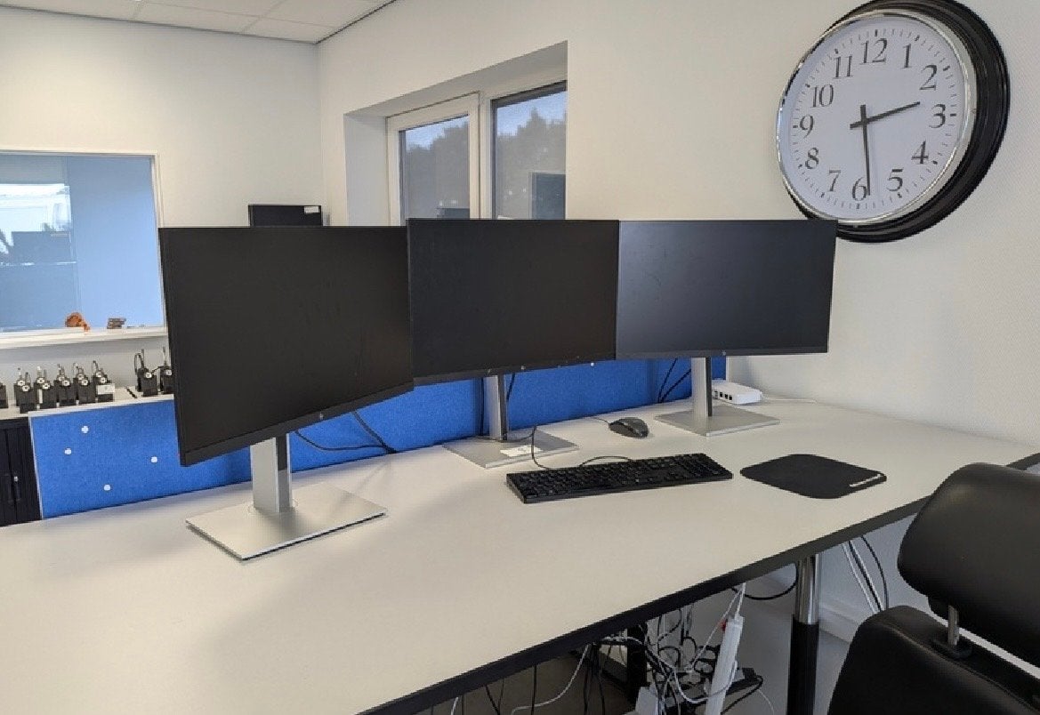 3x HP monitoren inclusief muis, toetsenbord en kabels, Computers en Software, Gebruikt, IPS, In hoogte verstelbaar, Full HD