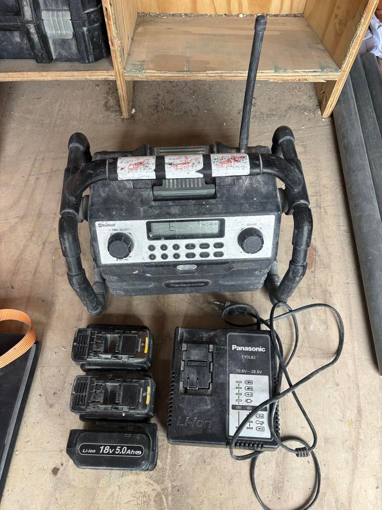 Panasonic bouwradio met oplader en 3 accu’s 18v 5Ah, Ophalen, Gebruikt, Overige typen