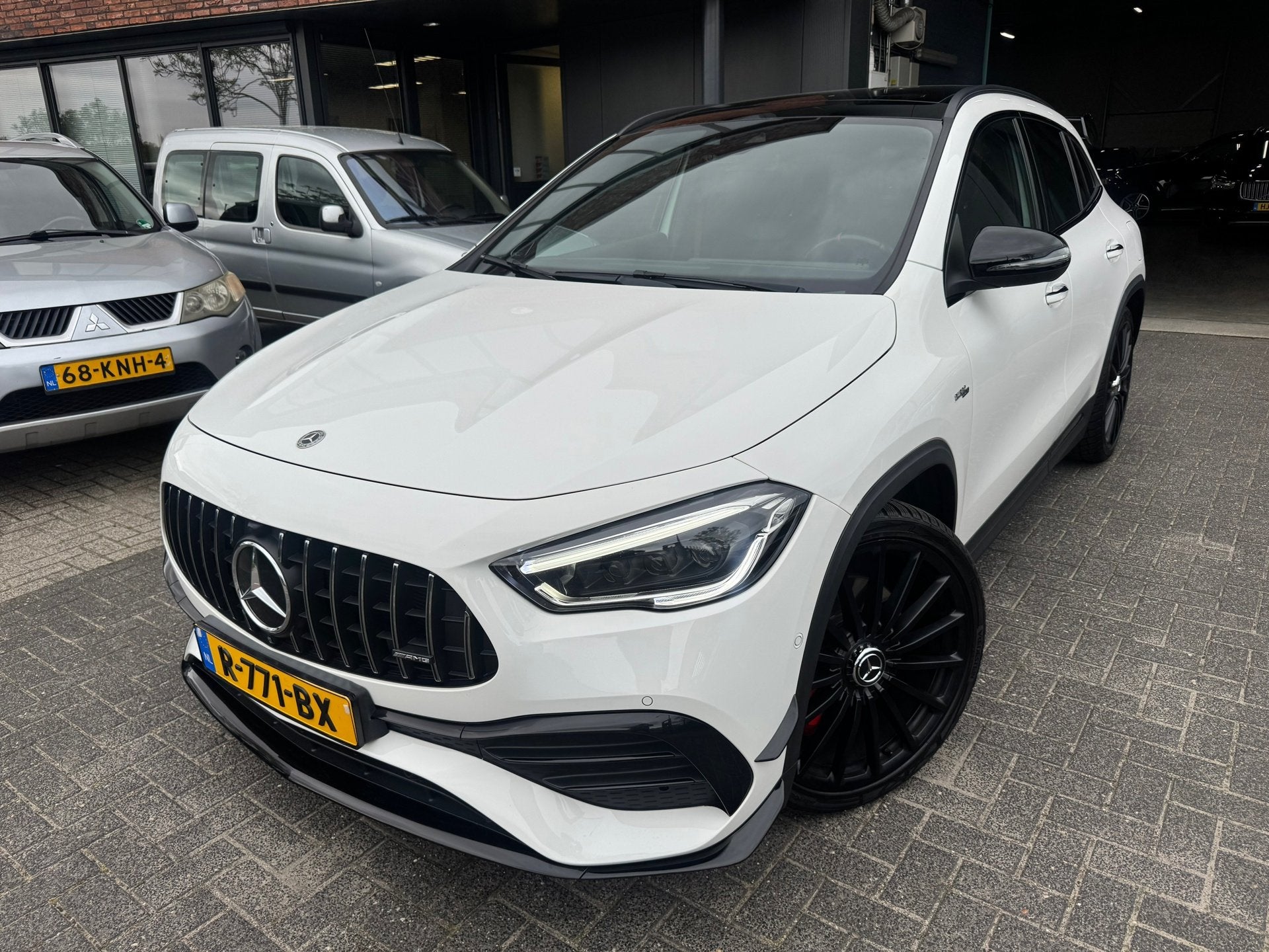 Mercedes-Benz GLA-klasse AMG 35 4MATIC PANO BURMESTER MEMORY, Auto's, Euro 6, 4 cilinders, Wit, Bedrijf