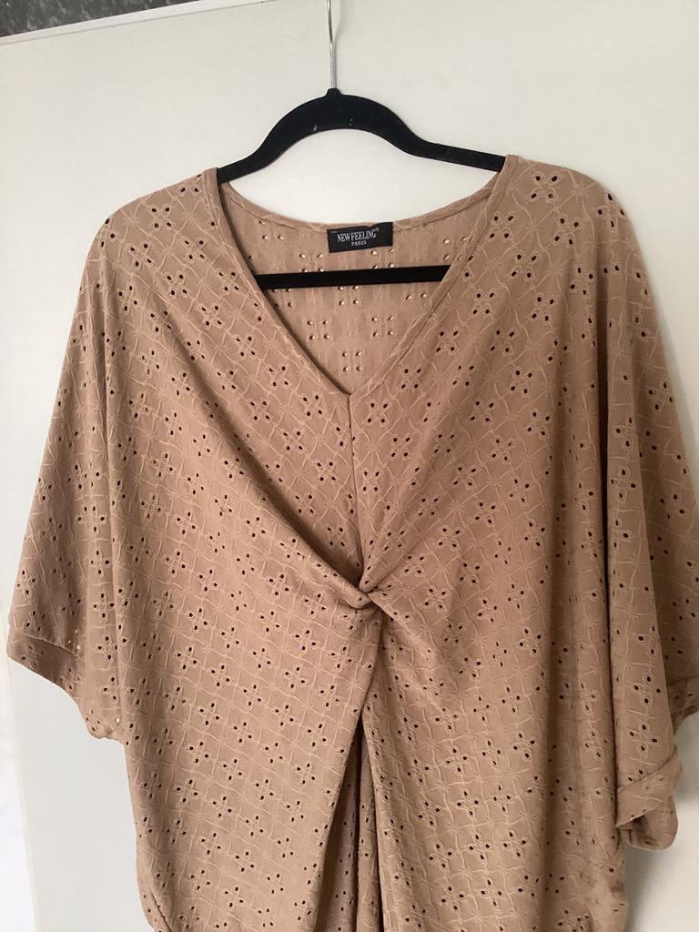 New Feeling tuniek suède look superwijd en elastisch mt48, Ophalen of Verzenden, Gedragen, Beige, Blouse of Tuniek