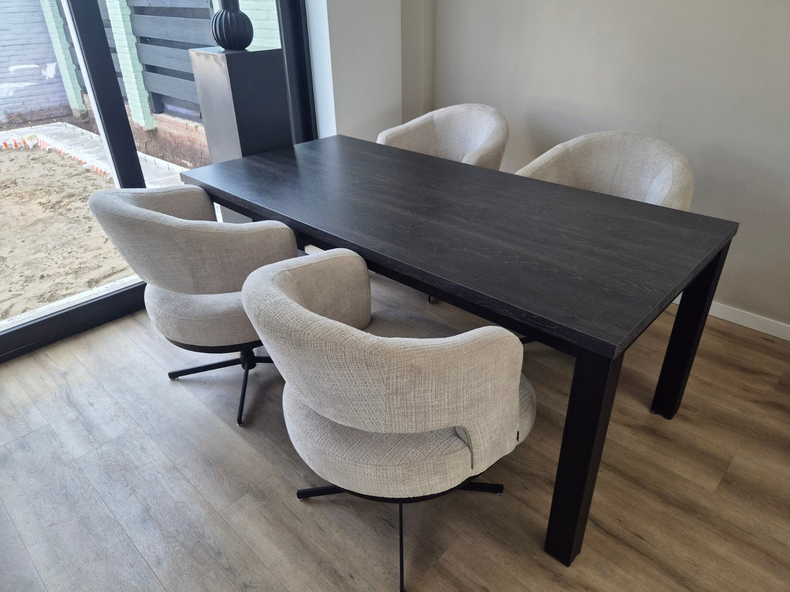 Te koop eettafel donkerbruin blad met zwarte stalen poten, Ophalen, Kunststof, Gebruikt, 50 tot 100 cm