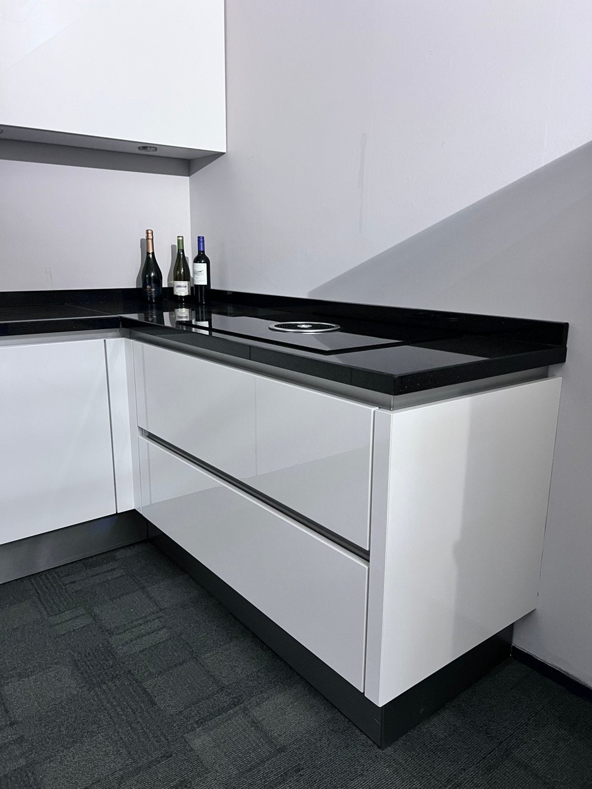 Foto 19 van Puntgave Siematic keuken met bora en zwart granieten blad.