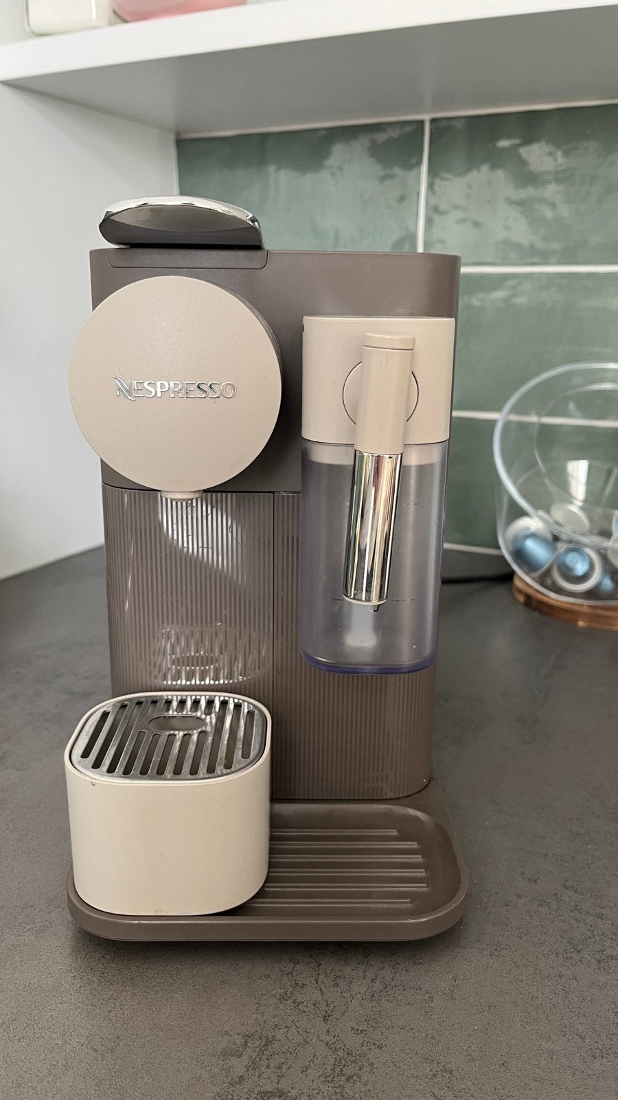 Nespresso De'Longhi Lattissima One, Witgoed en Apparatuur, Koffiezetapparaten, Ophalen, Gebruikt, Koffiemachine, 1 kopje