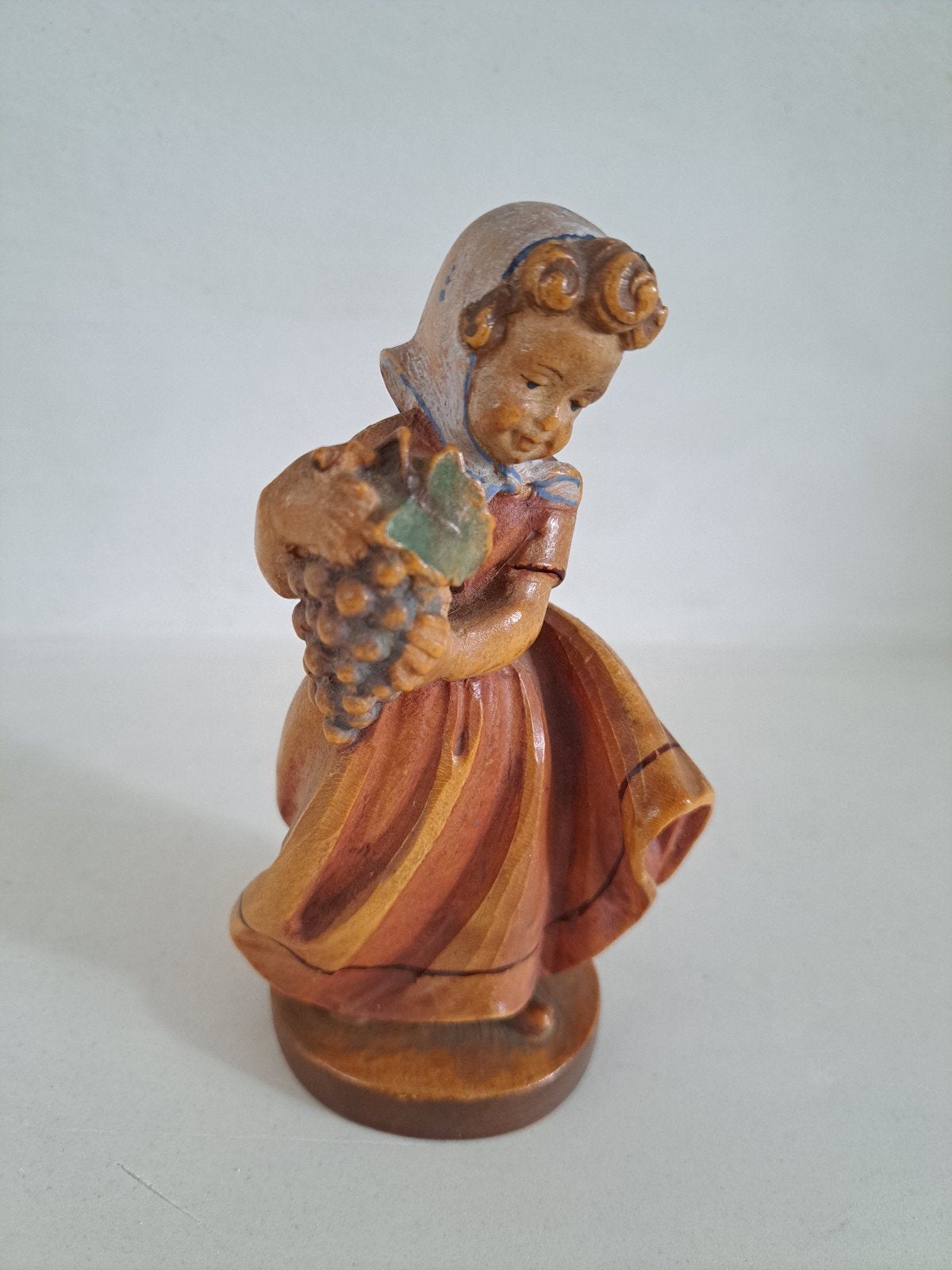 Vintage houten beeldje meisje met druiven, Ophalen of Verzenden, Gebruikt, Mens
