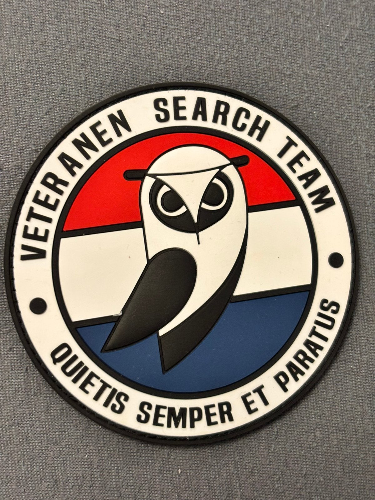Pvc embleem veteranen search team KL, Verzenden, Landmacht, Nederland, Embleem of Badge
