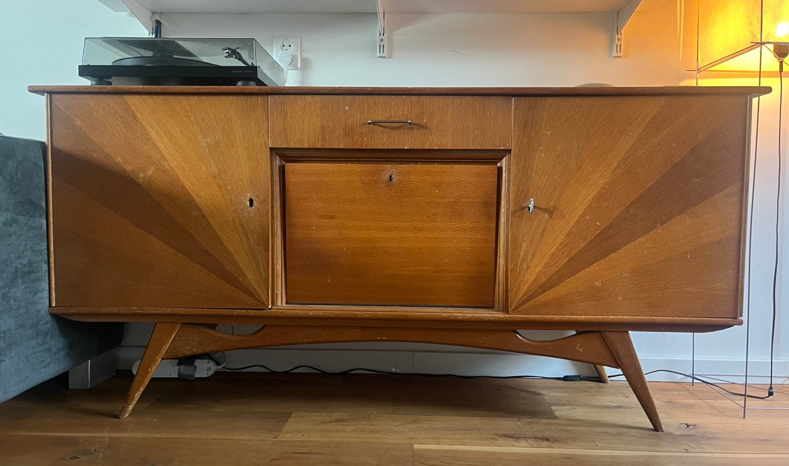 Vintage dressoir met opvallend houtwerk, Huis en Inrichting, Ophalen, Gebruikt, Vintage, deens design, 150 tot 200 cm