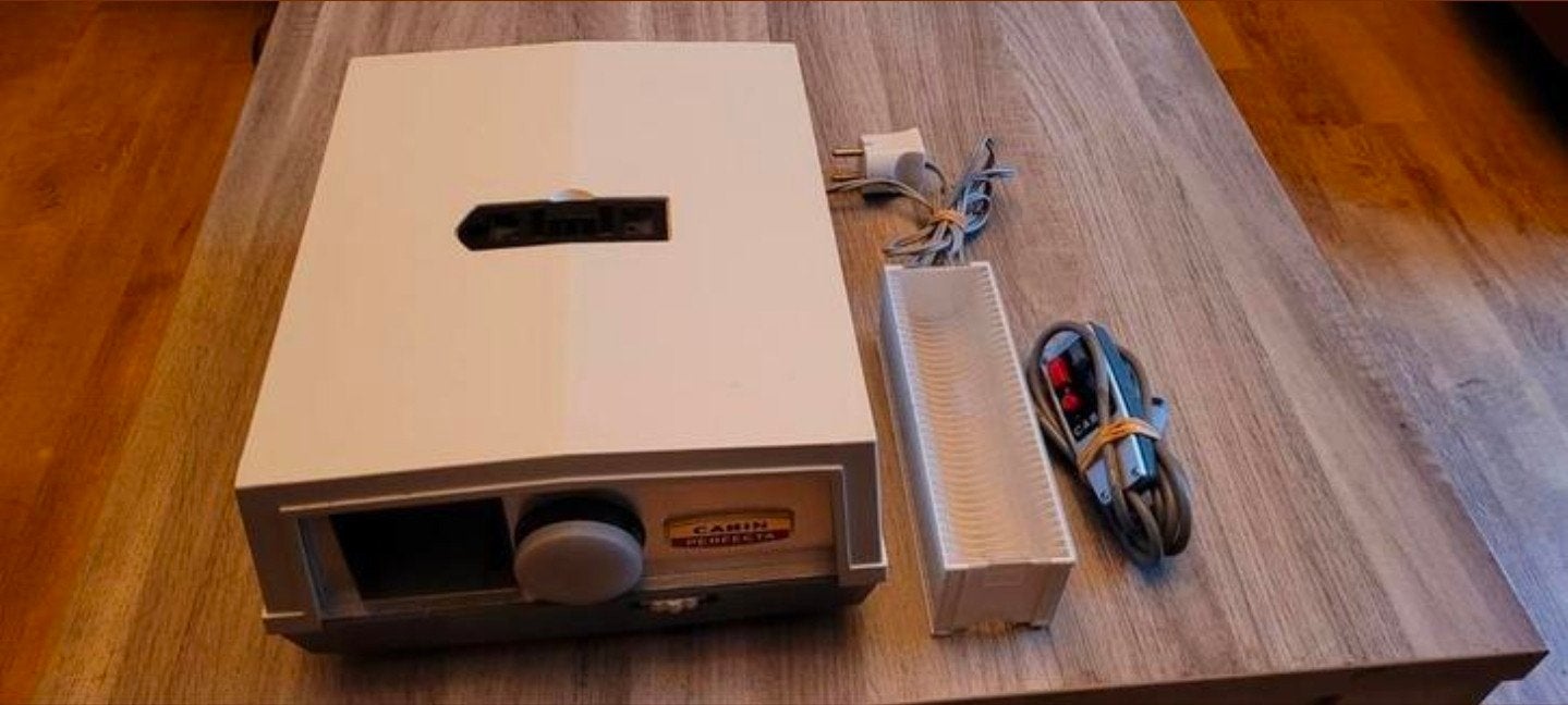 Kabin Diaprojector met doos vol diamagazijnen, Audio, Tv en Foto, Diaprojectors, Ophalen of Verzenden, Refurbished