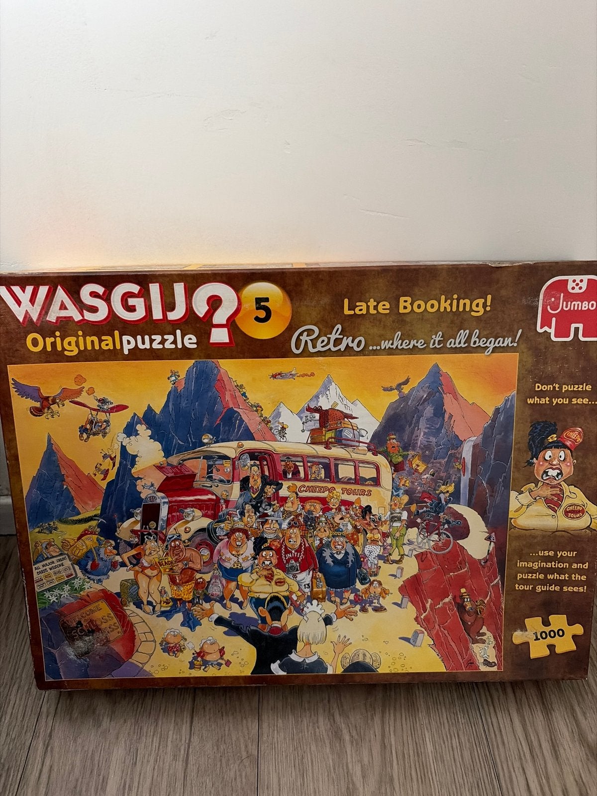Wasgij Original 5: Late Booking! Retro 1000 stukjes puzzel, Ophalen of Verzenden, 500 t/m 1500 stukjes, Zo goed als nieuw, Legpuzzel