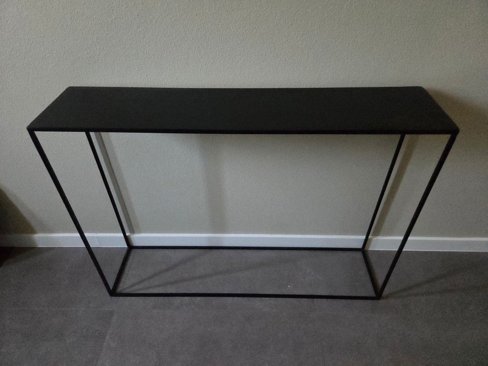 Zwarte metalen sidetable / consoletafel, Huis en Inrichting, Tafels | Sidetables, Ophalen, Gebruikt, 100 tot 150 cm, Modern, minimalistisch