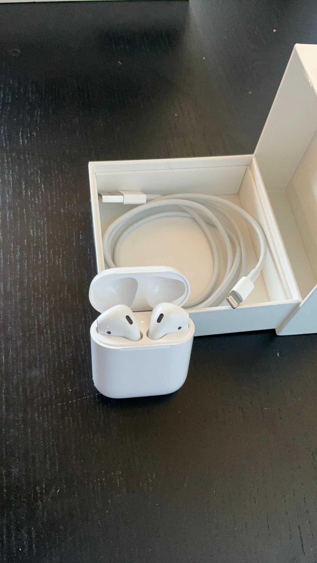 Apple AirPods 2 - met reguliere lightning oplaadcase, Telecommunicatie, Mobiele telefoons | Oordopjes, UB11 1BB, Ophalen of Verzenden