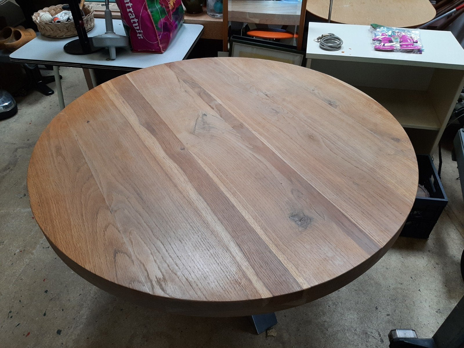 Ronde robuuste houten eettafel met industriële kruispoot, Rond, Zo goed als nieuw, Vijf personen of meer, Industrieel