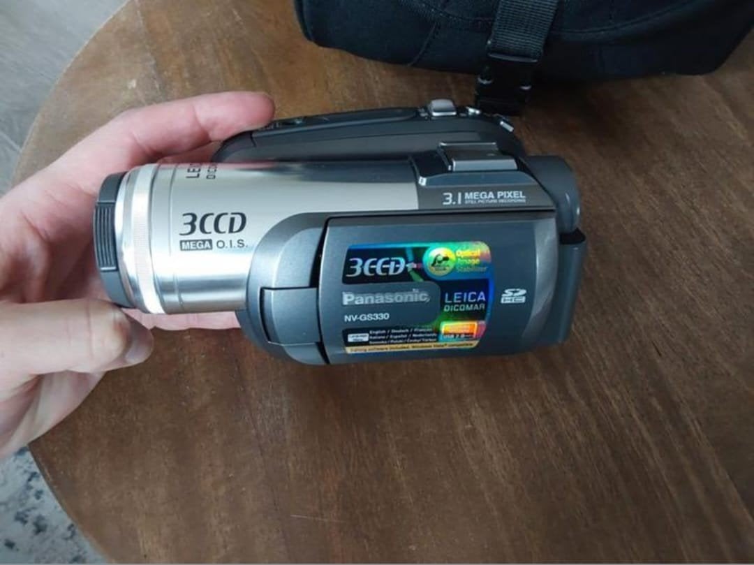 Panasonic video camera nv-gs330 . Met leica discobar lens ., Ophalen of Verzenden, Mini dv, Panasonic, 20x of meer