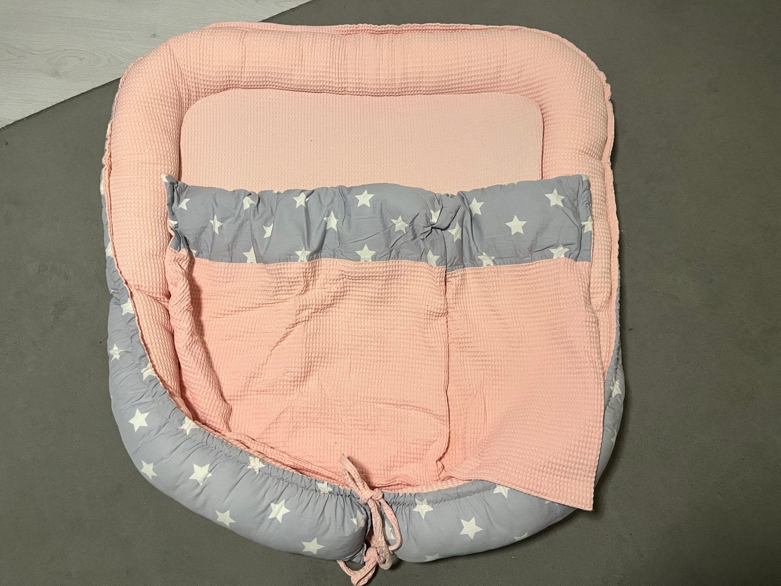 Tweeling babynestje met 2 dekentjes - Roze/Grijs Sterren, Ophalen of Verzenden, Zo goed als nieuw