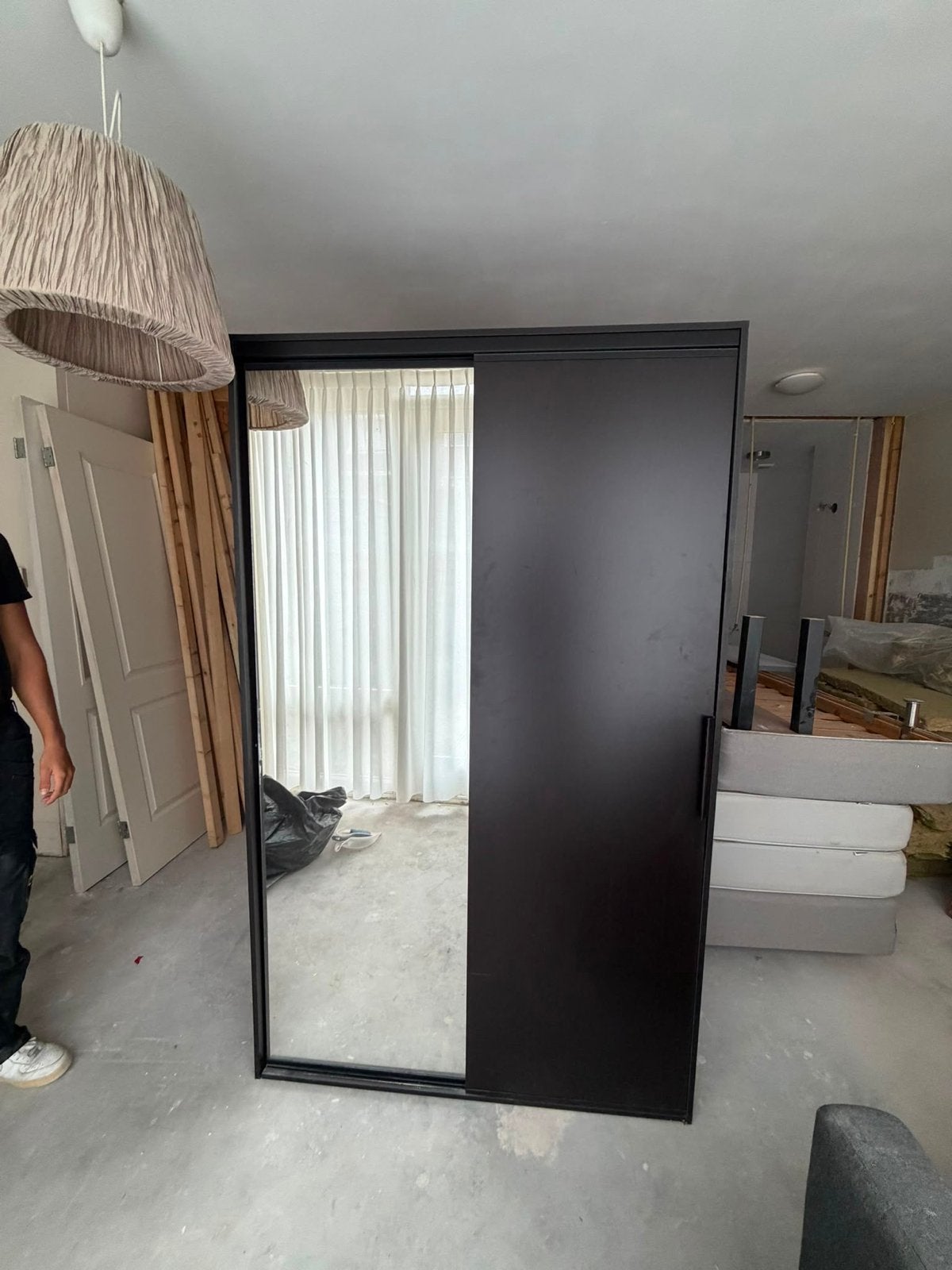 Kledingkast met schuifdeuren en spiegel - Zwart, Met plank(en), Gebruikt, 100 tot 150 cm, Ophalen of Verzenden