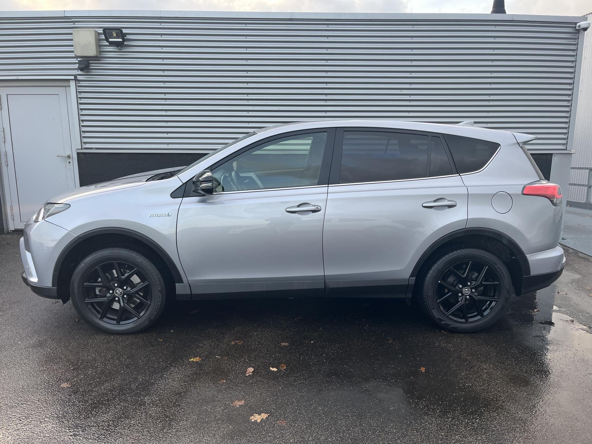Toyota RAV4 2.5 Hybrid AWD Black edition 18" LMV, Privacy gl, Dealer onderhouden, Stof, Gebruikt, Euro 6