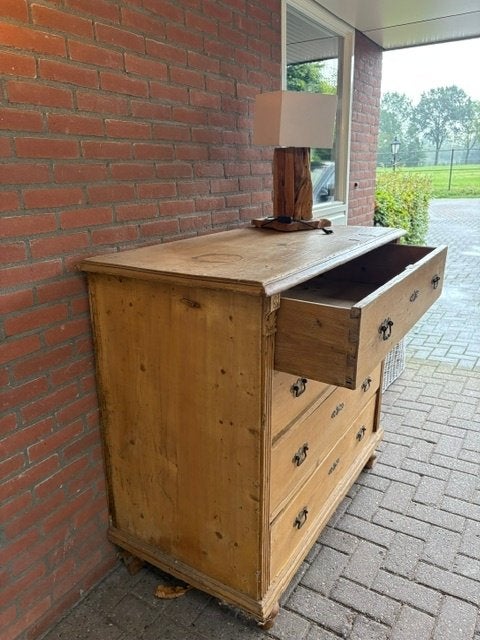 Foto 2 van Antieke houten ladekast – landelijke stijl – 4 laden