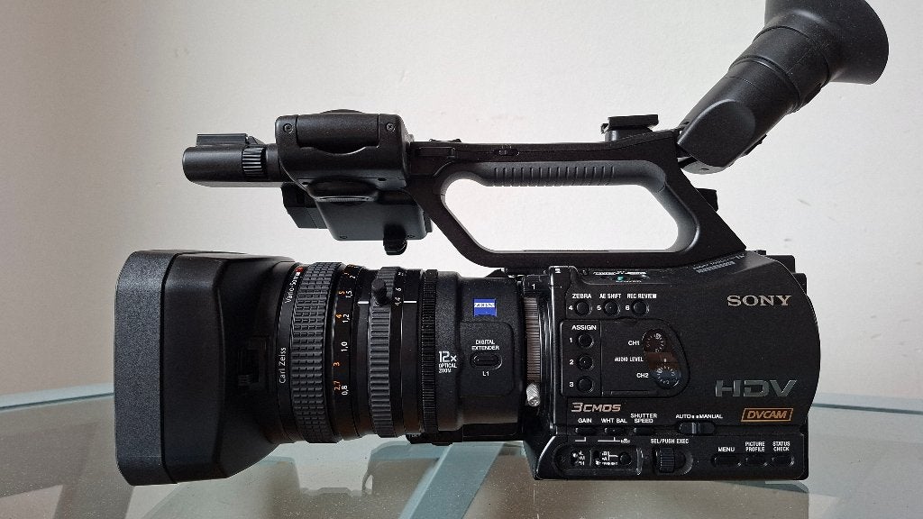 Foto 2 van Sony HVR-Z7E HDV videocamera + Carl Zeiss lens + 3 accu’s