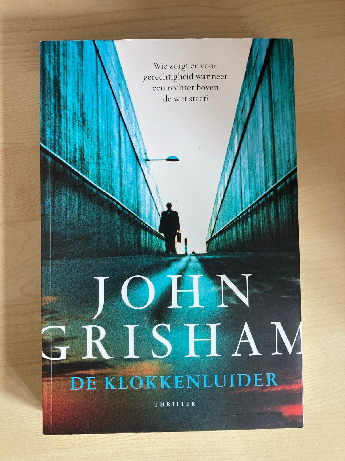 John Grisham - De Klokkenluider (Thriller), Ophalen of Verzenden, Zo goed als nieuw, Nederland