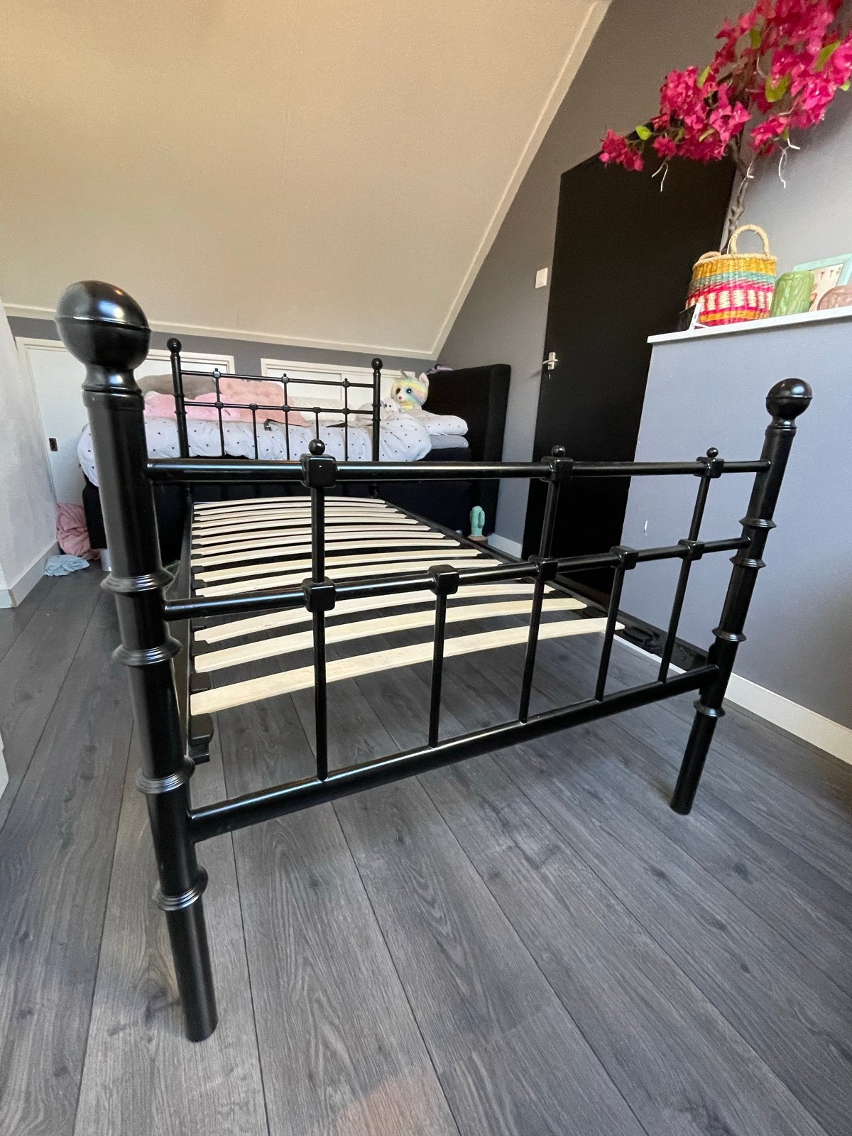 Zwart metalen eenpersoonsbed met lattenbodem, Ophalen, Gebruikt, 90 cm, Eenpersoons