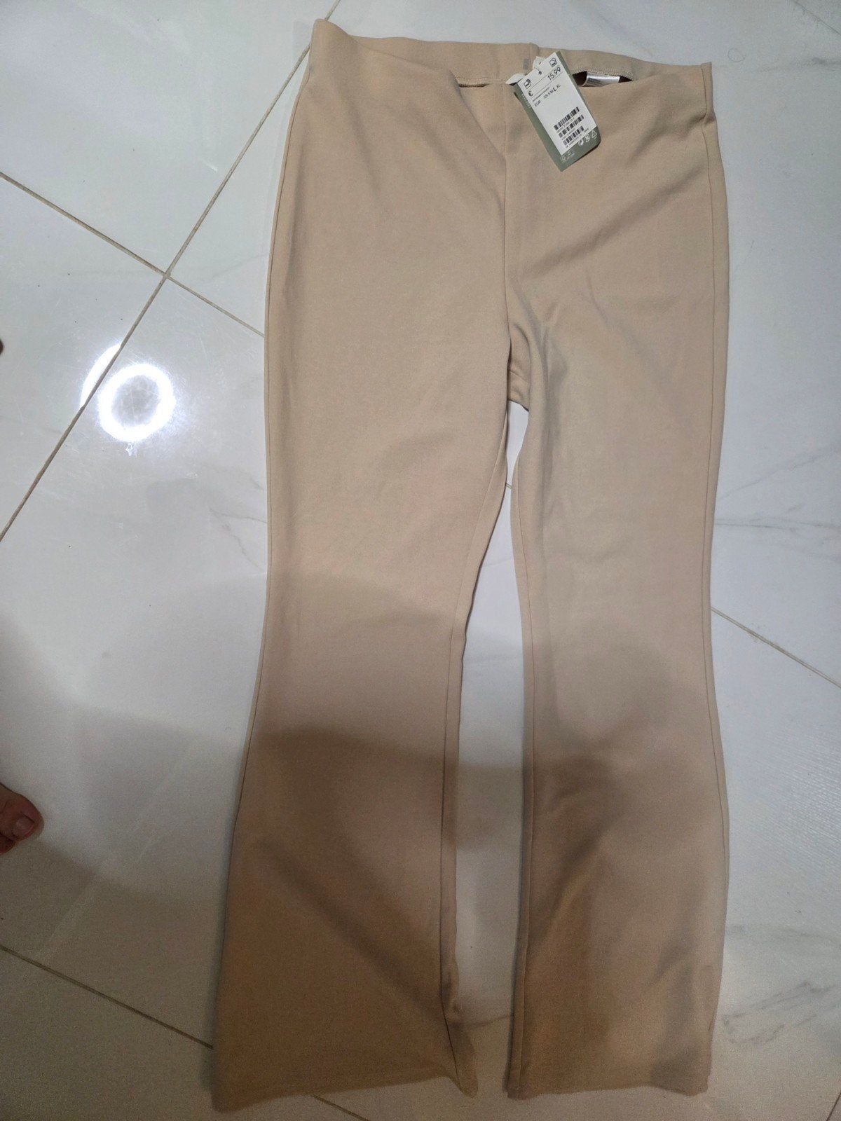 Nieuwe H&M flared broek - Beige - Maat S, Kleding | Dames, Broeken en Pantalons, H&M, Beige, Nieuw, Ophalen of Verzenden