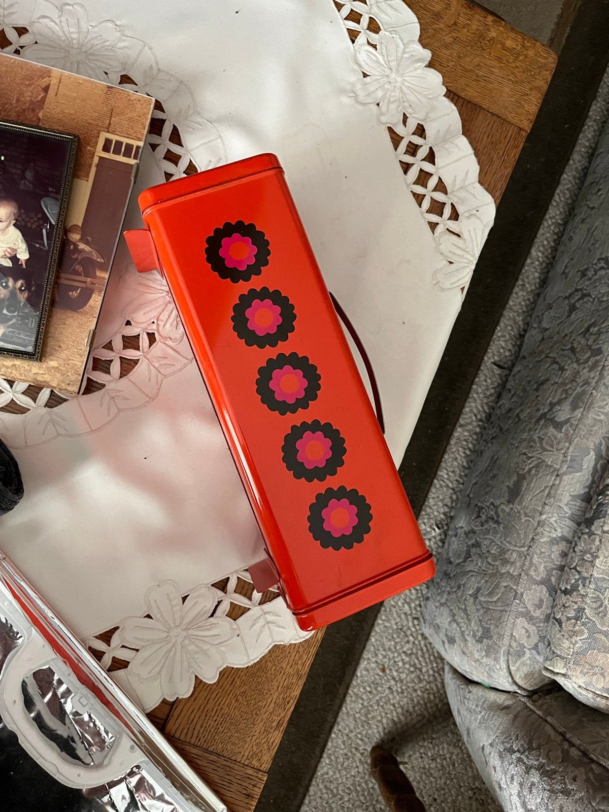 Vintage Rood Broodtrommel met Bloemenpatroon, Ophalen