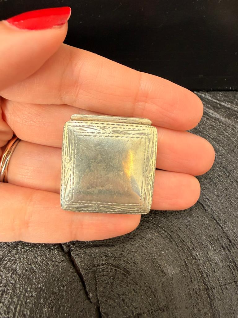 Zilveren pillendoosje met decoratie, Antiek en Kunst, Verzenden, Zilver
