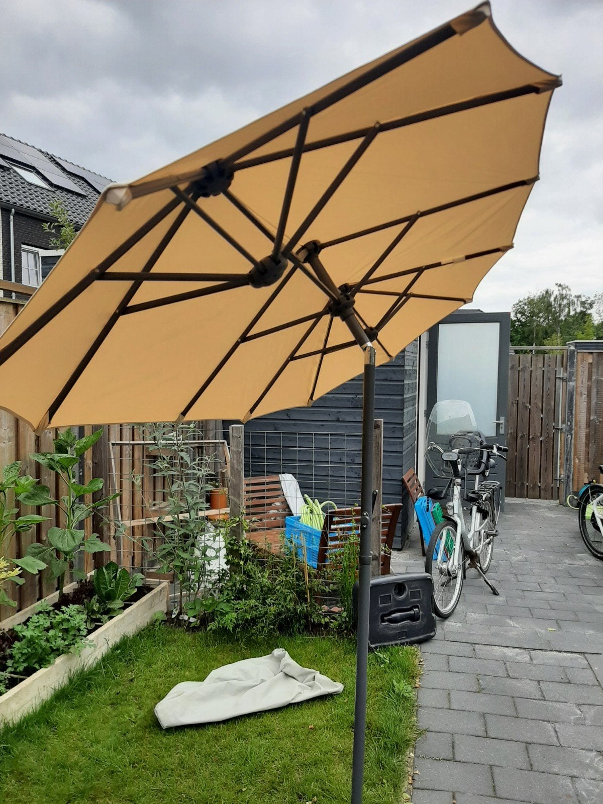 Creme witte balkon parasol, Ophalen, Kantelbaar, Zo goed als nieuw, 1 tot 2 meter