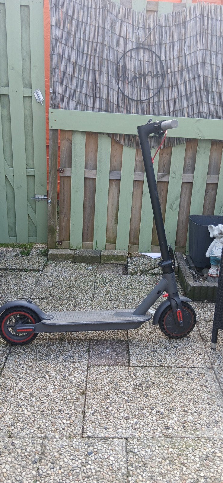 Elktrische step met lader, Fietsen en Brommers, Steps, Ophalen of Verzenden, Zo goed als nieuw, Elektrische step (E-scooter), Qmwheel