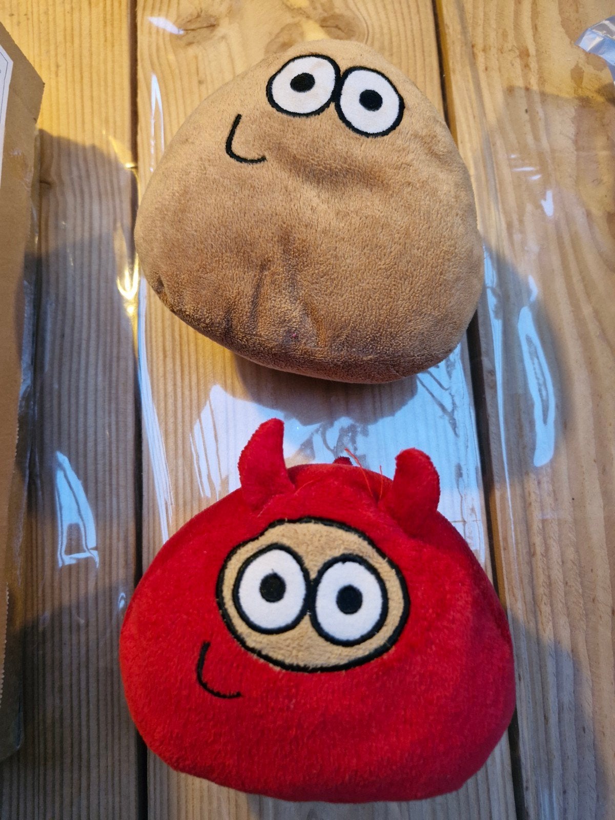 Pou Knuffels - Bruin en Rood (Set van 2), Gebruikt, Overige merken, Overige karakters, Overige typen