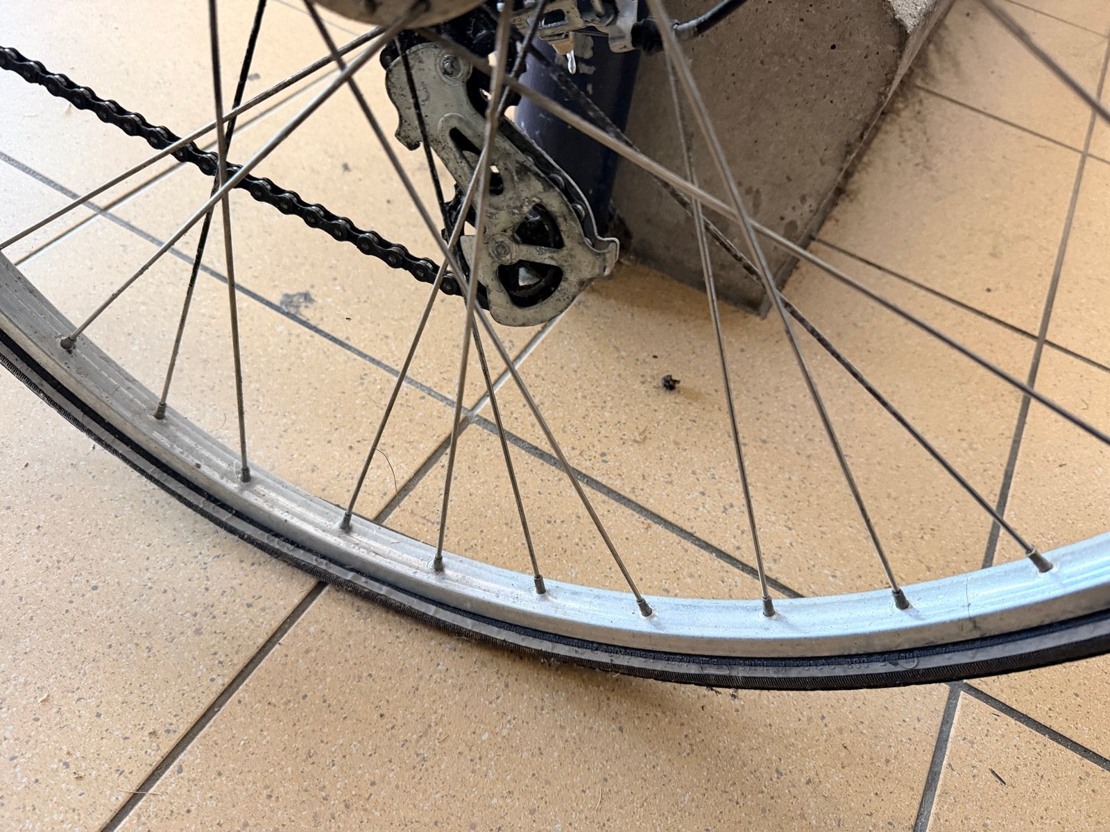 Gebruikte fiets met versnellingen en beschadigd zadel, Gebruikt, Velgrem, Versnellingen, 56 cm of meer