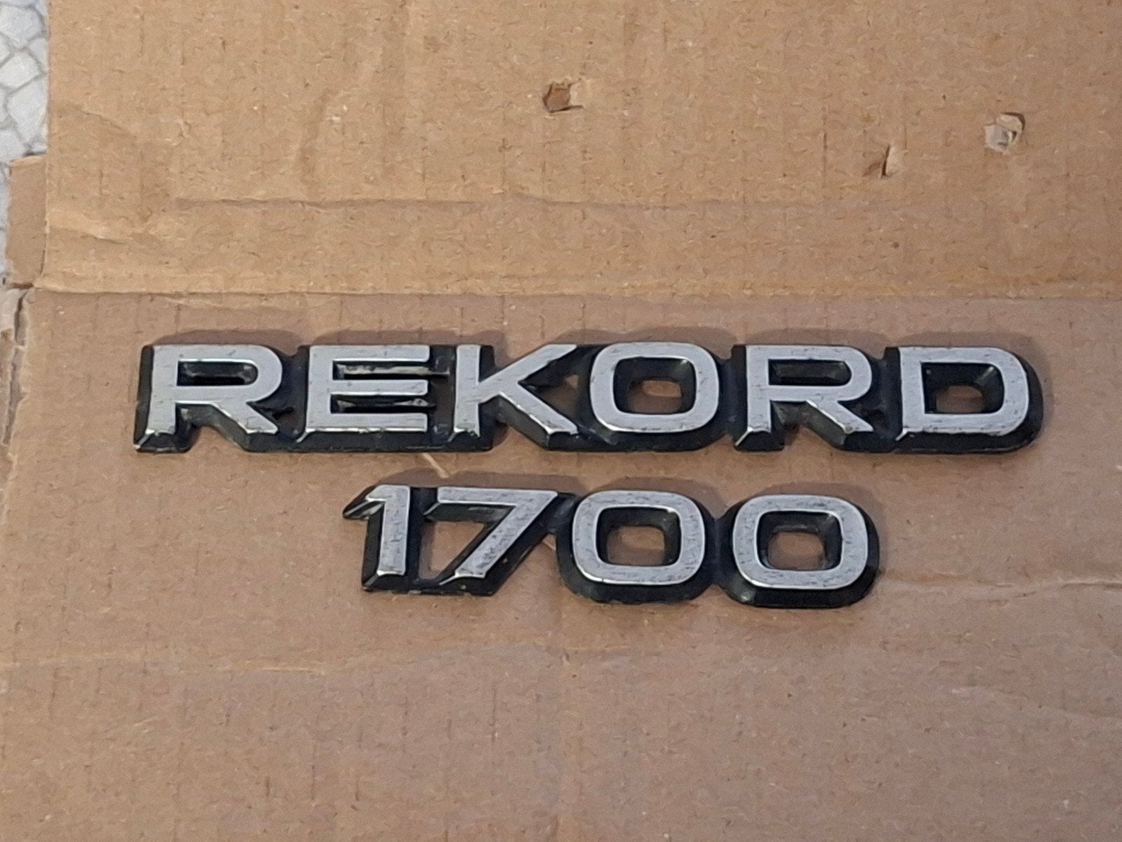 Embleem Opel Rekord 1700. oldtimer, Gebruikt, Achterklep, Opel, Ophalen of Verzenden