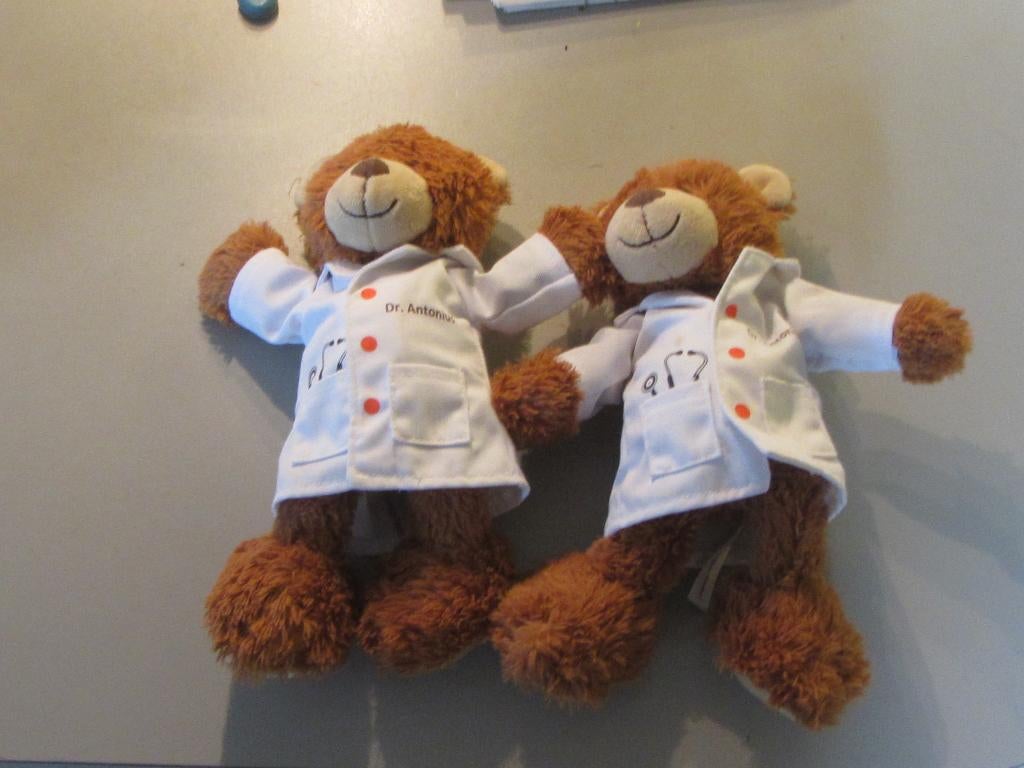 2 x dokter Antonius knuffelbeer, Beer, Zo goed als nieuw, Middelgroot (20 tot 80 cm), Met kleding of accessoire