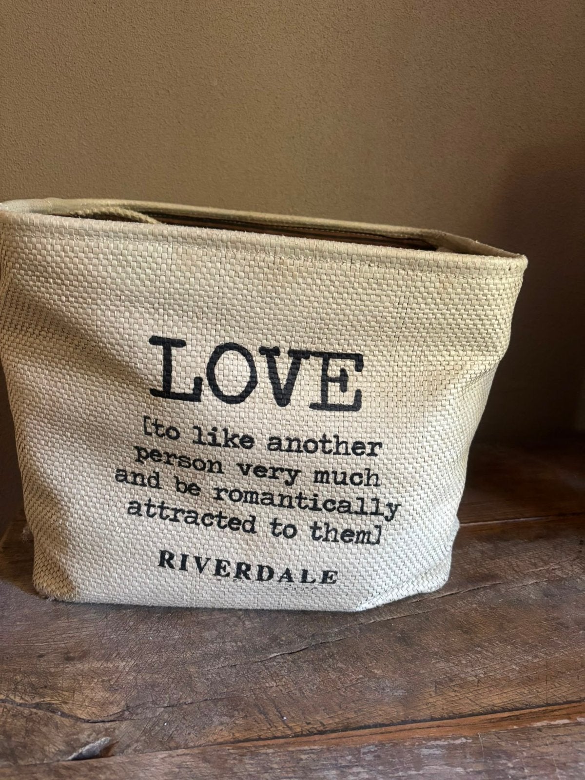 Krantenbak met gebruikssporen - Riverdale 'Love', Huis en Inrichting, Ophalen, Gebruikt, Modern, Textiel