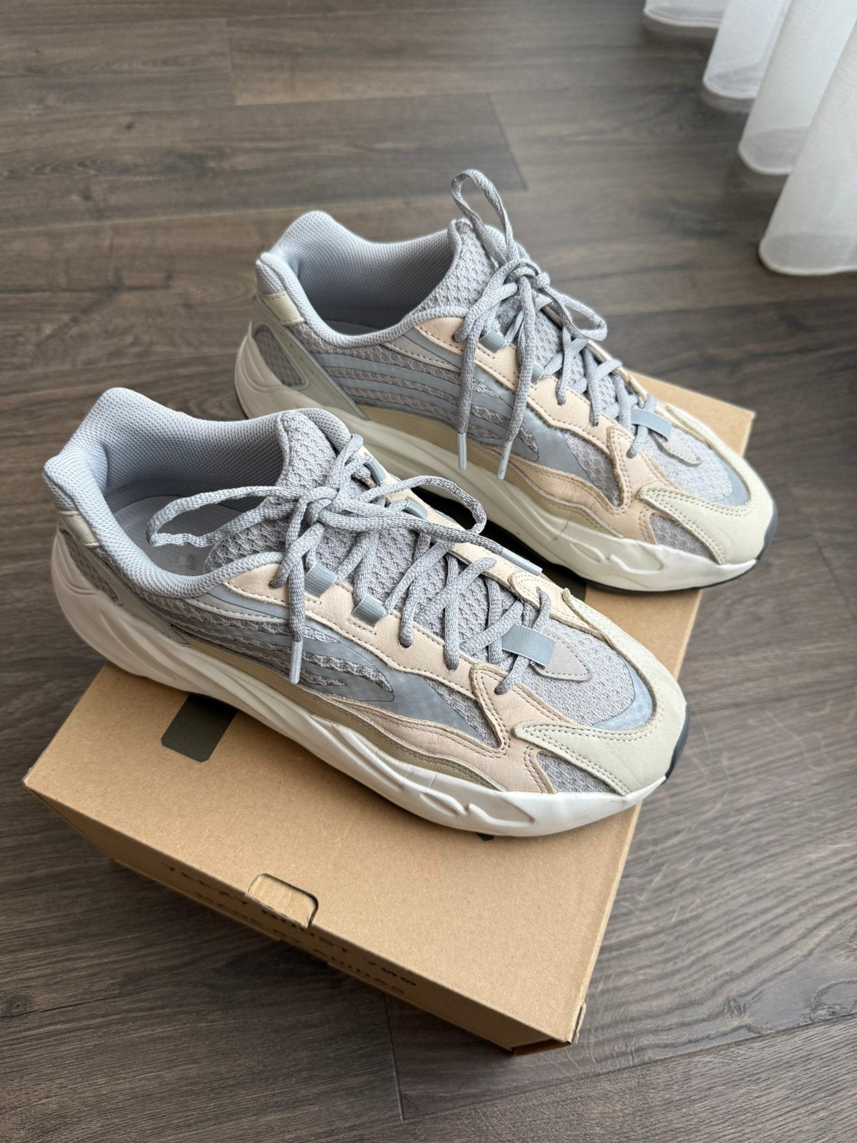 Adidas yeezy boost 700 V2 cream maat 44, Overige kleuren, Ophalen of Verzenden, Sneakers of Gympen, Zo goed als nieuw