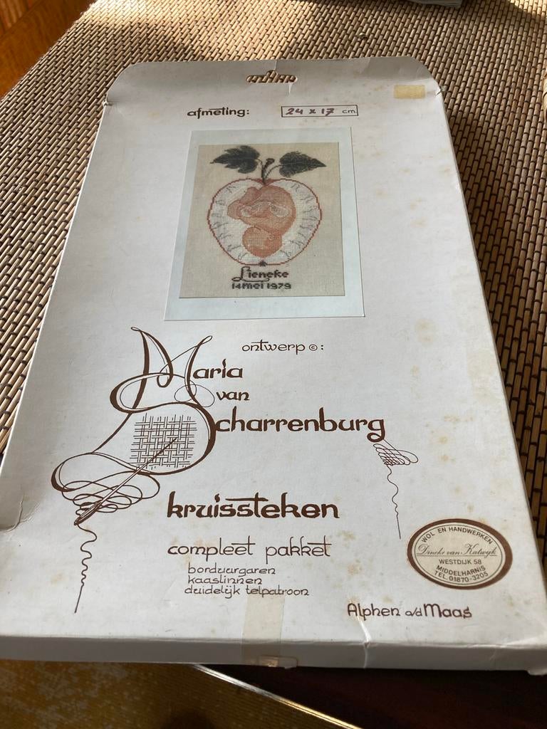 Maria van Scharrenburg kruissteekpakket baby in appel, Ophalen of Verzenden, Nieuw, Handborduren, Borduurpakket